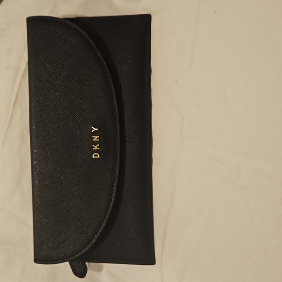 Handbags - NWOT. DKNY WALLET